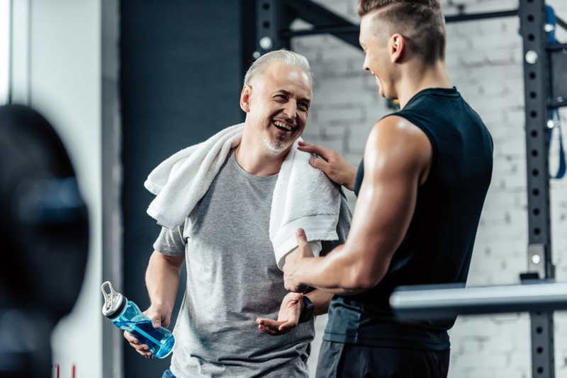Männer trainieren gemeinsam im Fitnessstudio
