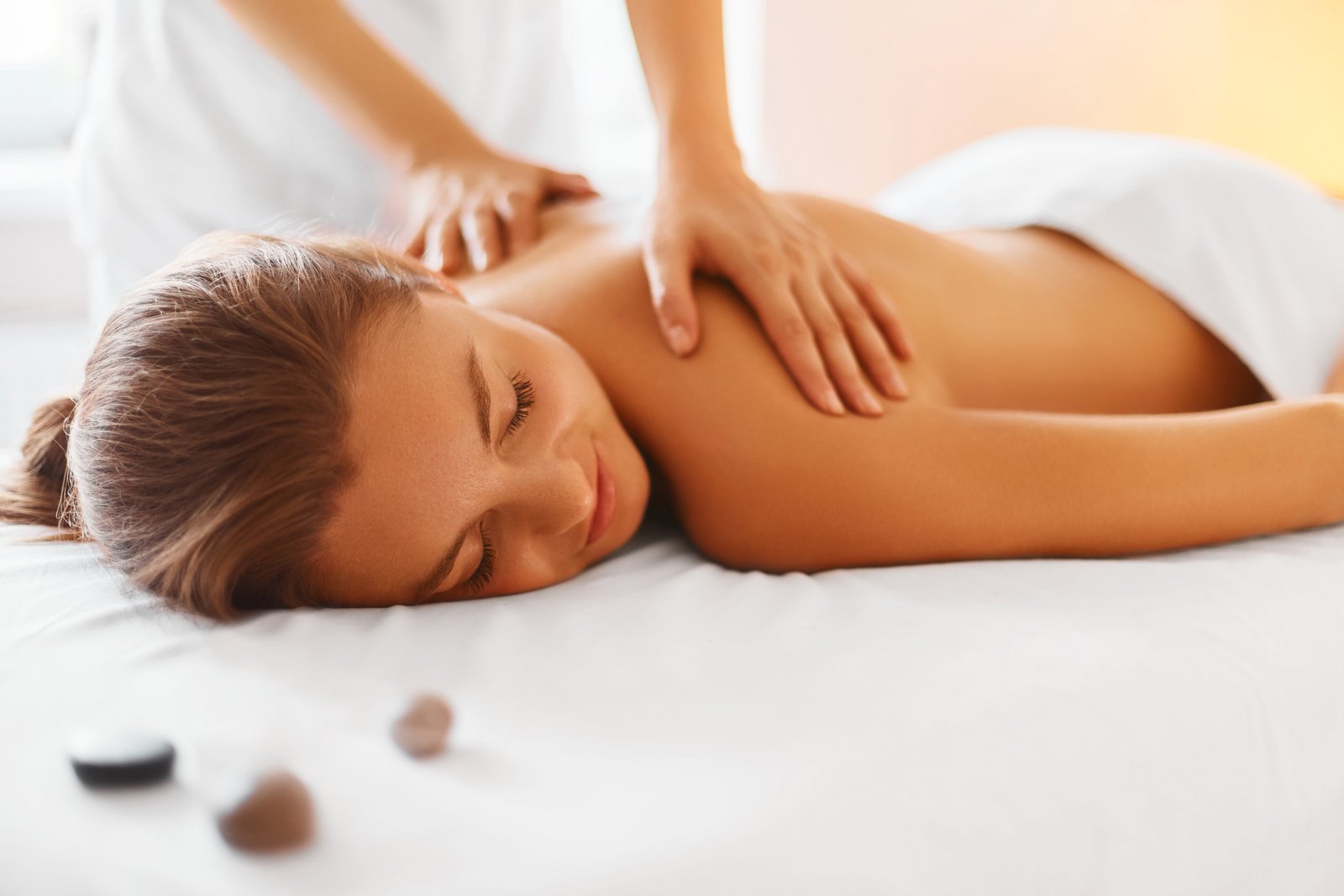 Frau entspannt sich bei der Massage