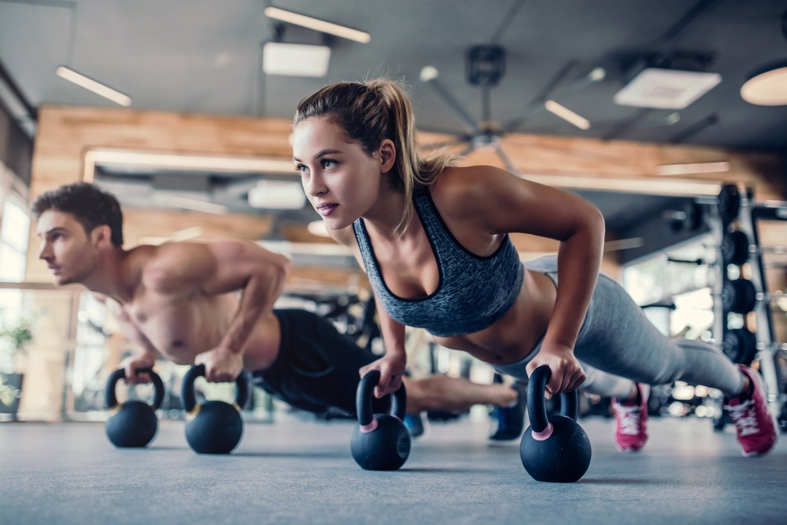 Frau trainiert mit der Kettlebell