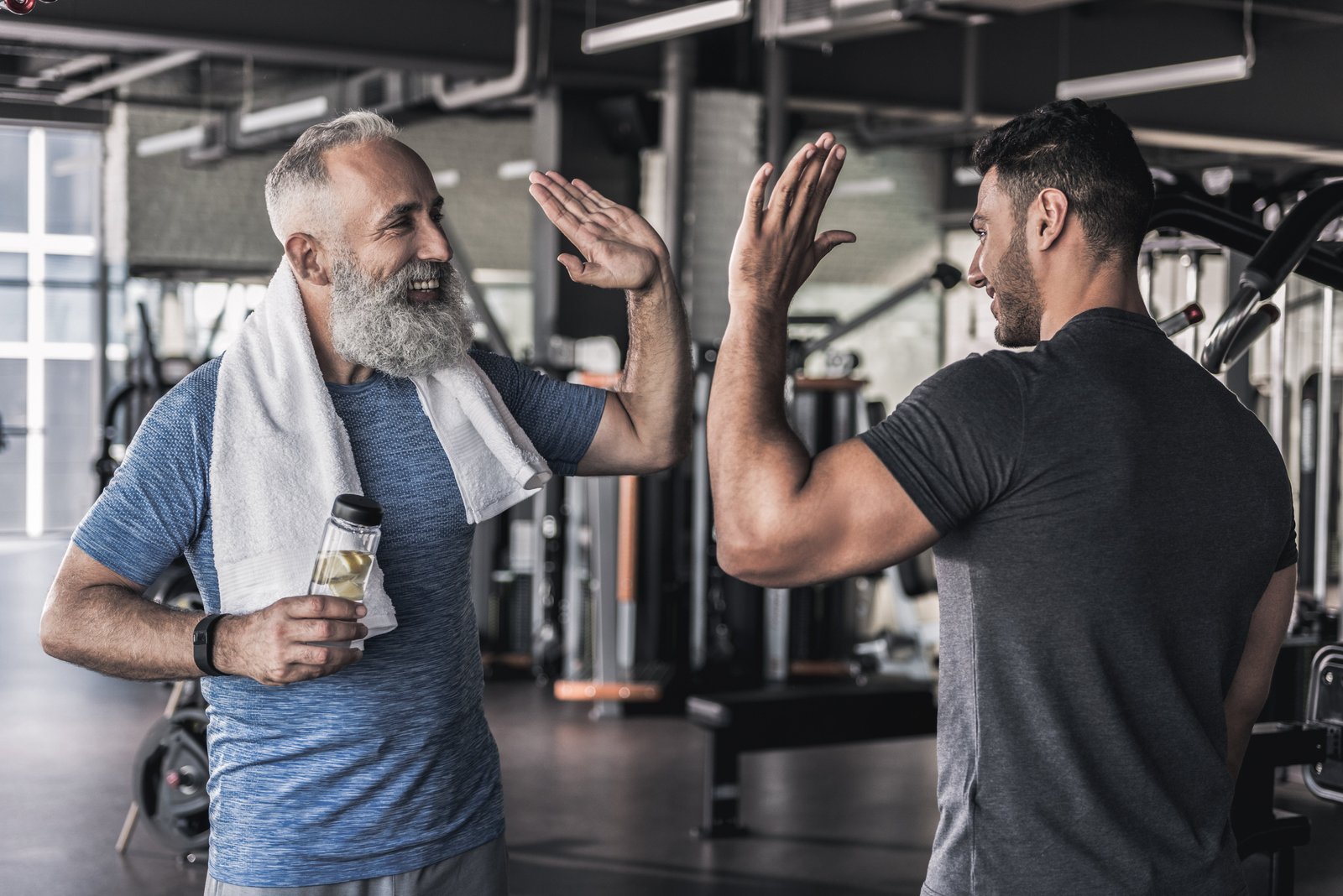 Männer klatschen im Fitnessstudio ab