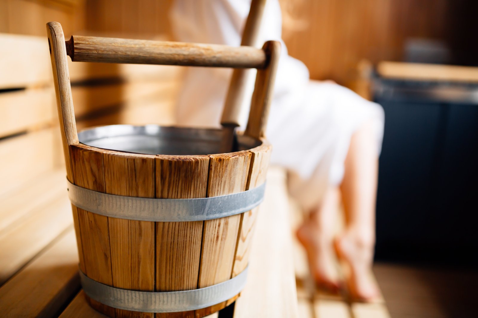 Aufgusseimer steht in der Sauna